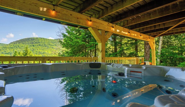 The Overlook - Hot Tub, Game Room, 5min to MTN