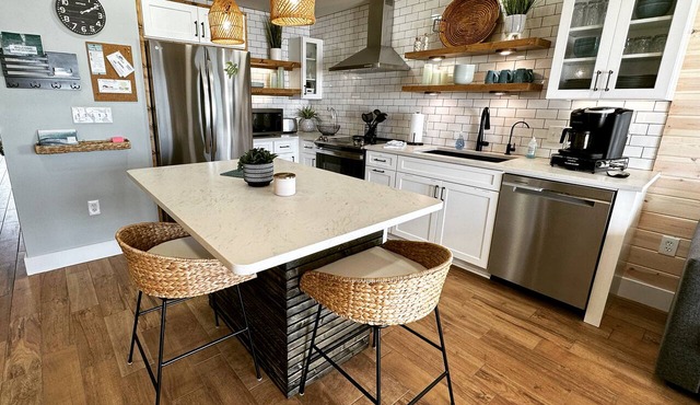 "The Salty Shack” by 𝗙𝗶𝘃𝗲 𝗦𝗮𝗹𝘁𝘆 𝗦𝗼𝘂𝗹𝘀 Fully renovated 1st flr beachfront condo🐬