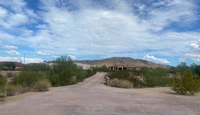 This casita is located in the Estrella neighborhood and boasts amazing View’s.