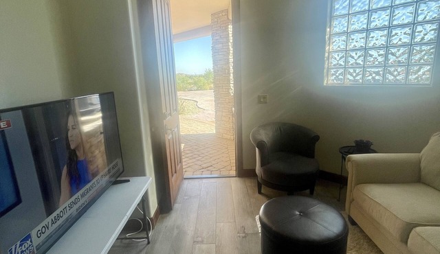 This casita located in the Estrella neighborhood boasts amazing Mountain View’s.