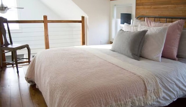 This light, bright cottage is located in St Johns in Portland