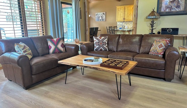 Timberline Retreat 12 Guests, 7 Beds, 4 Bath, Pool Table and Outdoor Entert