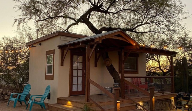 Tiny House (aka:treehouse) w/hot tub, views and walking distance to Main St