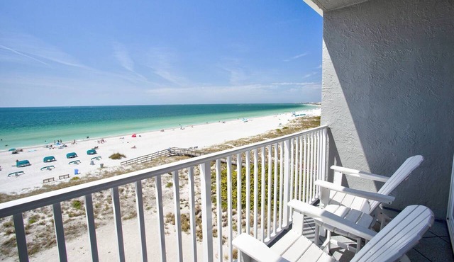 Top Floor Beachfront Couples Getaway: Beach, Pool, Tiki Bar, BBQ Tickets to Top Attractions Included