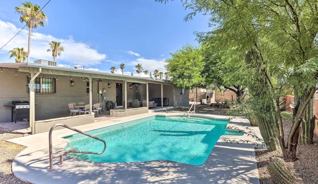 Tucson Getaway w/Private Pool & Gas Grill!