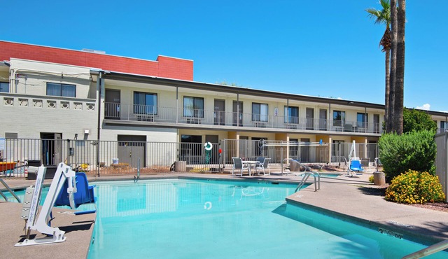 Tucson Two-Full Bed Room w/Outdoor Pool, Parking & Steps to University