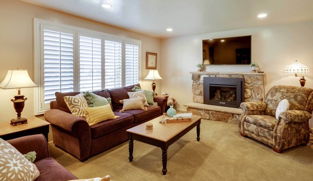 Updated Ranch Apartment w/Deck - 9 Mi to Downtown