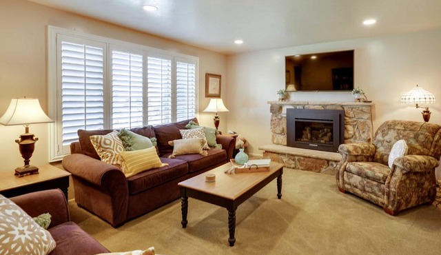 Updated Ranch Apartment w/Deck - 9 Mi to Downtown