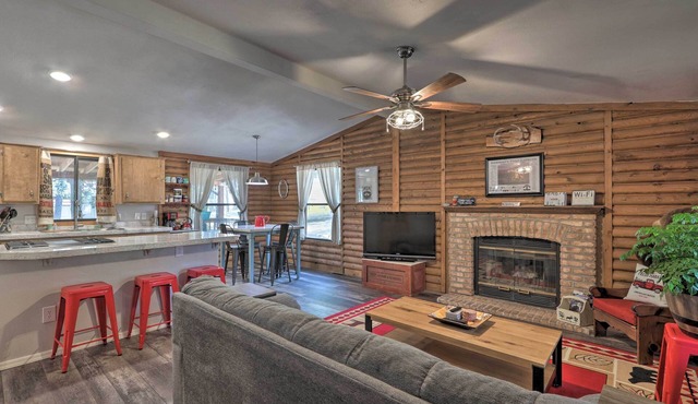Updated Strawberry Family Cabin w/2 Private Decks