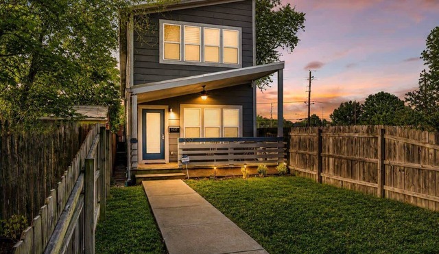 Urban Luxury | Walkable | Easy Parking | Spacious!