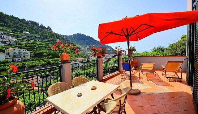 Villa Anna: A graceful apartment surrounded by a lemon and orange garden, with Free WI-FI.