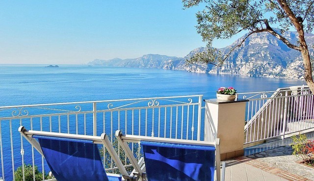 Villa Gisella A: A bright apartment which faces the sun and the sea, with Free WI-FI.