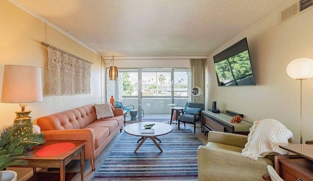 Vintage condo & views! Retro Vibe in Old Town with heated & cooled-pool & spa