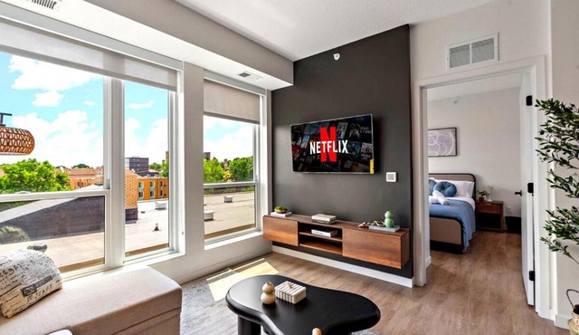 W517 Stylish 1Bd In Heart of Minneapolis, Minutes From Minneapolis Convention Center & US Bank Arena