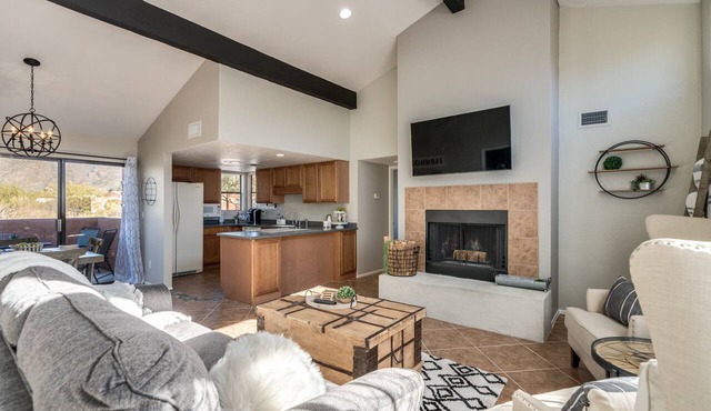 Wake Up to Majestic Mountain Views in a Vaulted 2BR 2 BATH cozy getaway!