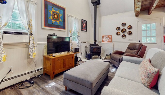 Walk-to-village end-unit condo, mountain views, large deck, woodstove, bbq, a/c