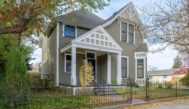 Warren's House - Historic Victorian Style Home in Downtown Livingston!