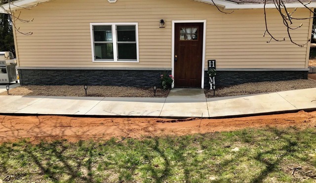 Waterfront studio in Escanaba with AC, WiFi 30+ day minimum rental only