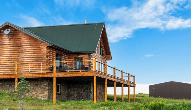 Wheatgrass Guest Cabin - Wonderful log cabin located just east of Livingston!