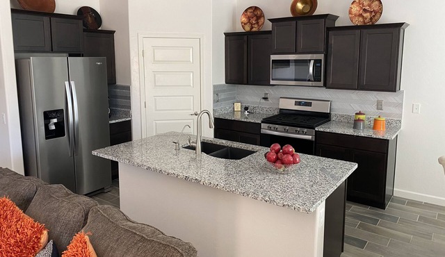 Wonderful 3 BR House in Sahuarita. Private yard w/putting green. No age limits