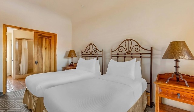 Your Home Away from Home! Full Kitchen, Swimming Pool, Free Parking!