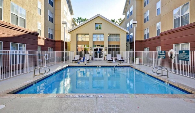 Your Home in Paradise! Free Breakfast, Full Kitchen, Pool, Pets Allowed!