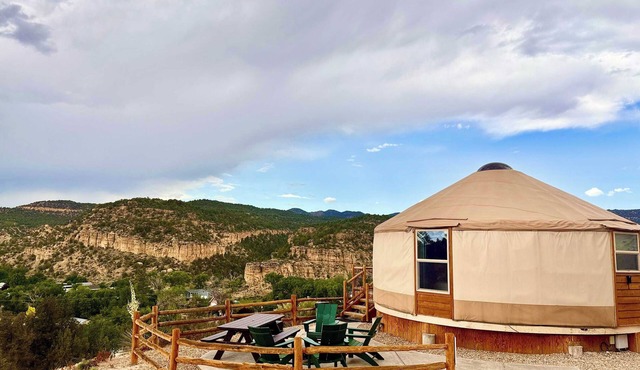 Yurt Overlook w/sunset view between Zion & Bryce