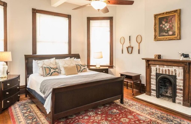 Big Blue House Upper- Near Forsyth Park - Sleeps 8