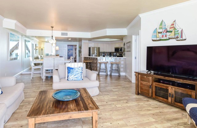 Cozy beachfront condo w/private balcony & elevator in Destin! ☀🌺🐚