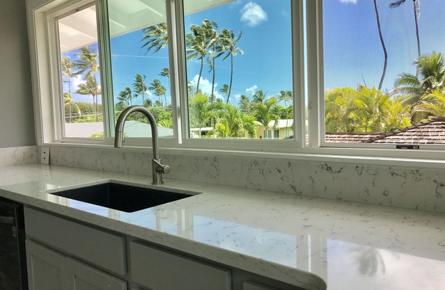 Family friendly Quiet Kailua Beachside lane, steps to lane private beach access