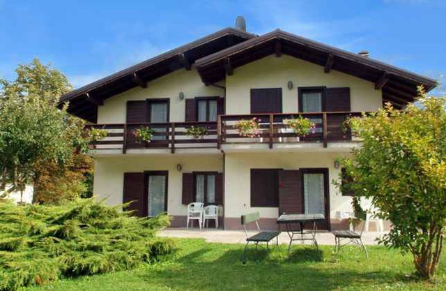 Holiday apartment with garden