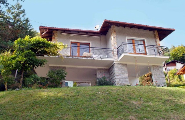 Holiday home 150 m from the lake