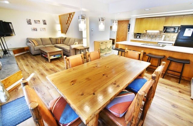 On River, Pool, 2 Hot Tubs! Walk to Main St Dining, Shops, Events