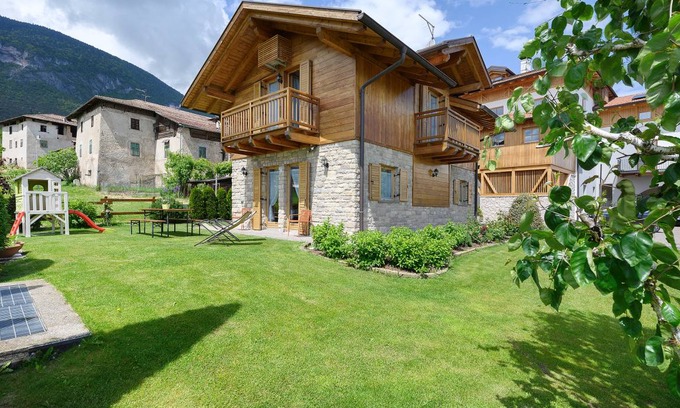 Flavon Ski Chalet | 120 m² Chalet ∙ 2 bedrooms ∙ 6 guests
