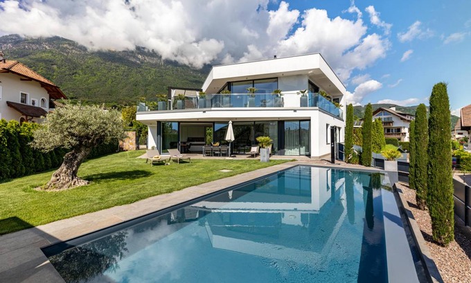 Appiano Sulla Strada del Vino Villa | 240 m² Villa ∙ 4 bedrooms ∙ 8 guests