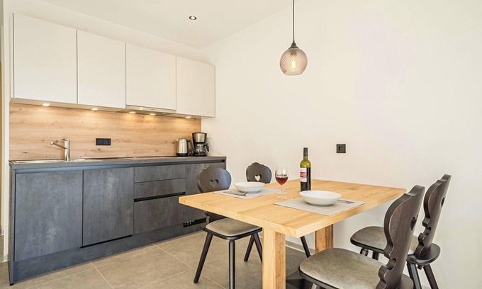 Lana Apartment | Apartment "Sunnig - Sonennschein" with Mountain View, Balcony & Wi-Fi