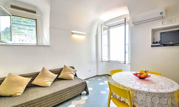 Minori Apartment | Casa Cesara: A welcoming apartment situated in a quiet location, a few minutes from the town center, with Free WI-FI.