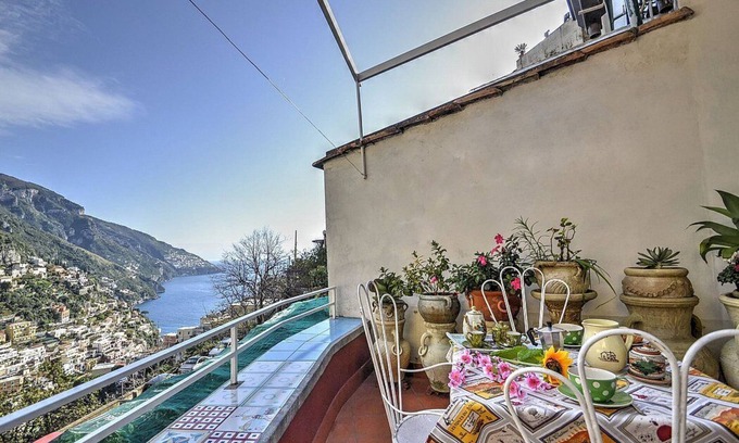 Positano House | Casa Orazio: A cozy and welcoming independent house situated a few minutes from the town center, with Free WI-FI.
