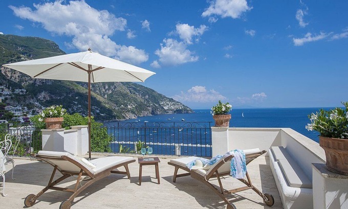 Positano Villa | Villa Carinzia: A splendid two-story villa which faces the sun and the sea, with Free WI-FI.