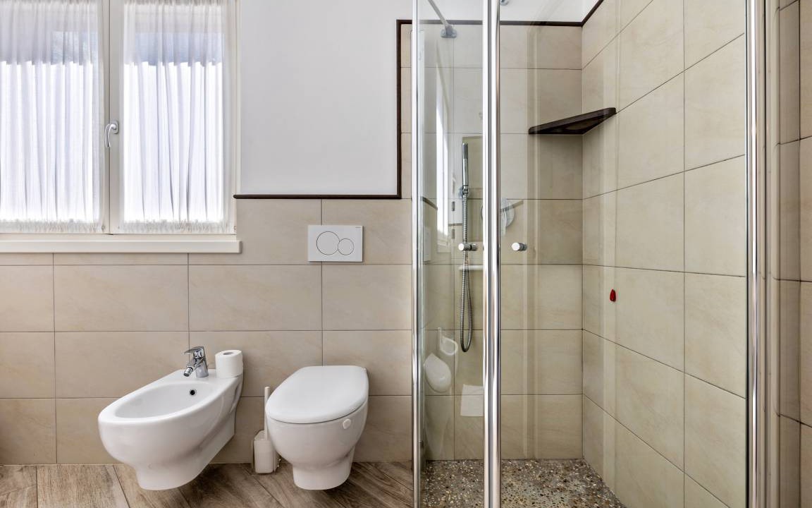 Photo of Bathroom in Dro
