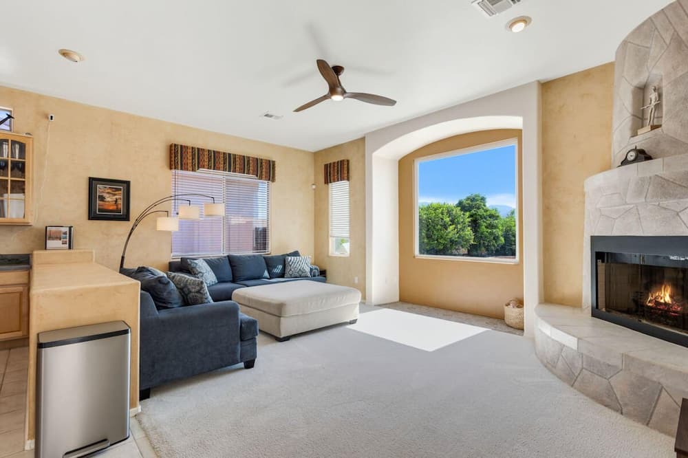 Photo of Livingroom in Oro Valley
