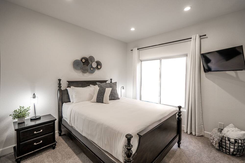 Photo of Bedroom in Desert Paradise Estates