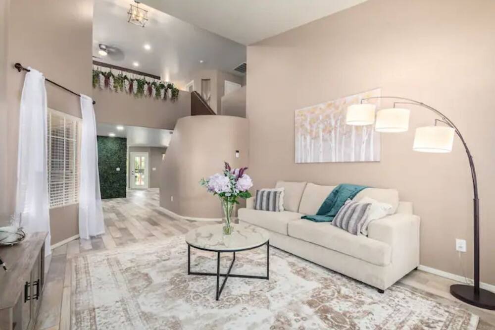 Photo of Livingroom in Paradise Valley Village