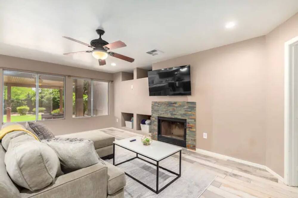 Photo of Livingroom in Paradise Valley Village