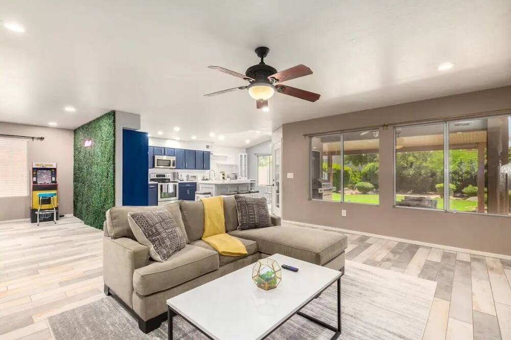 Photo of Livingroom in Paradise Valley Village