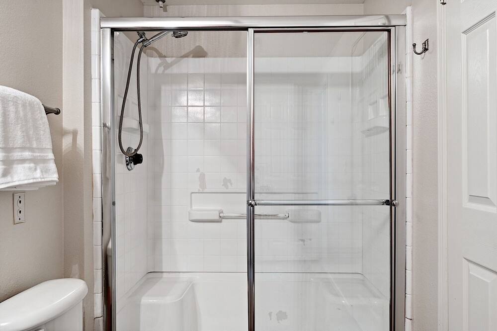 Photo of Bathroom in Desert Paradise Estates