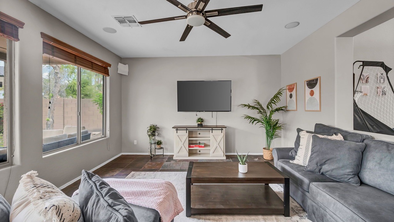 Photo of Livingroom in Foothills Reserve
