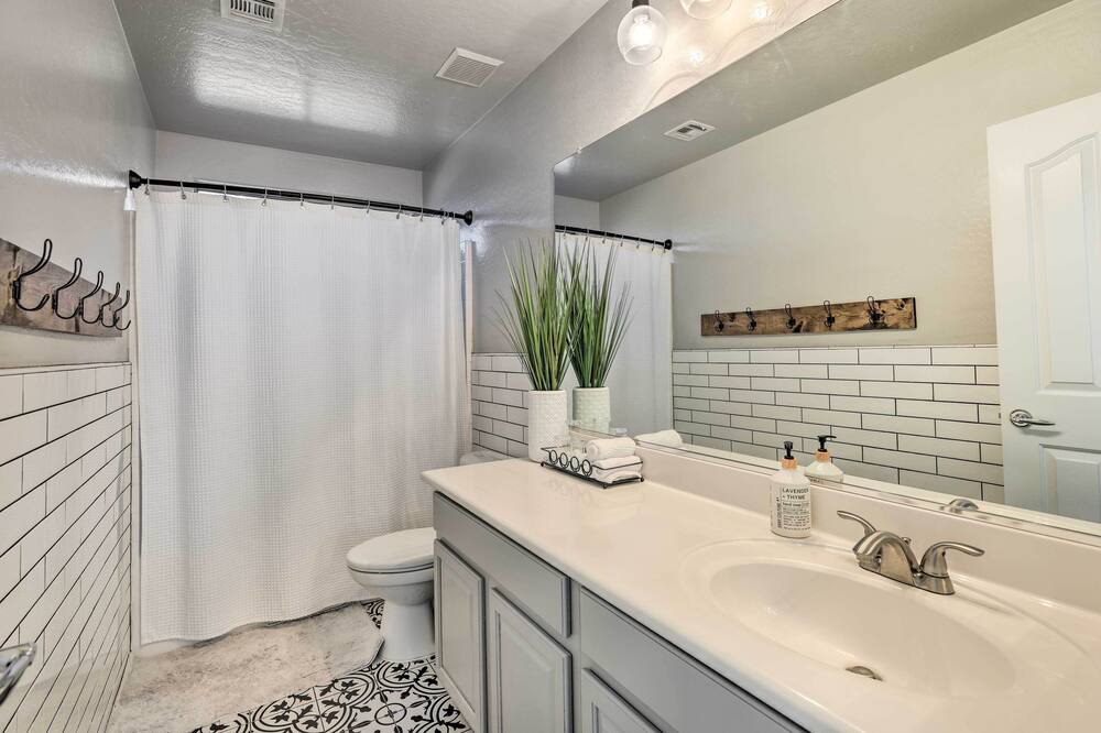 Photo of Bathroom in Emperor Estates