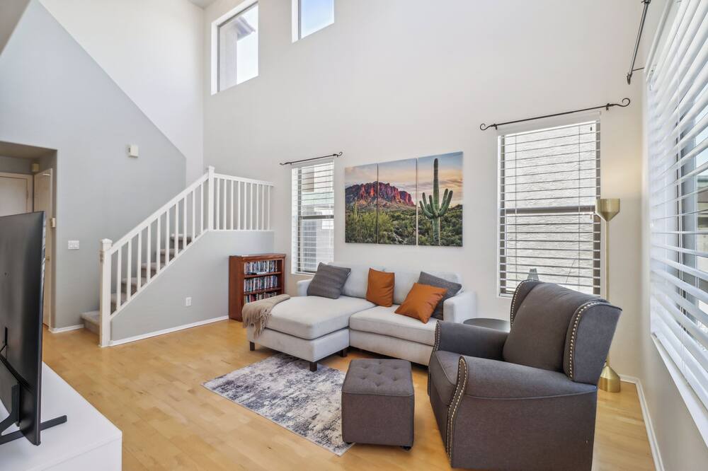 Photo of Livingroom in Foothills Club West