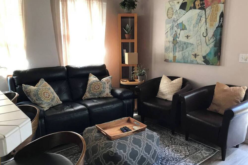 Photo of Livingroom in Sam Hughes